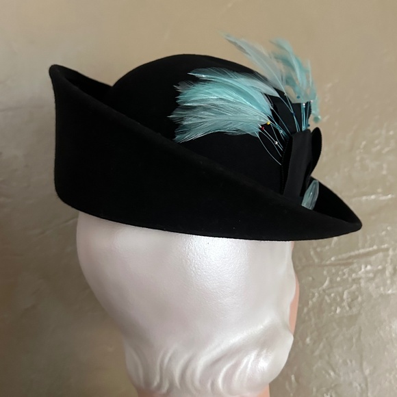 DRAMATIC 1940s\' BLACK FELT \